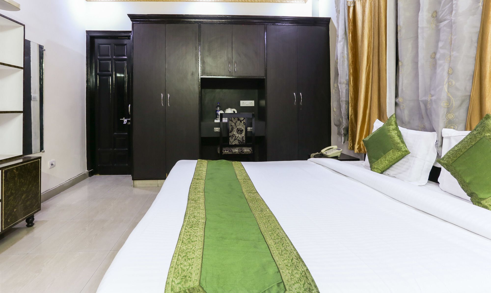 Hotel Treebo Trip Sswag 18 Expressway Noida Exterior foto
