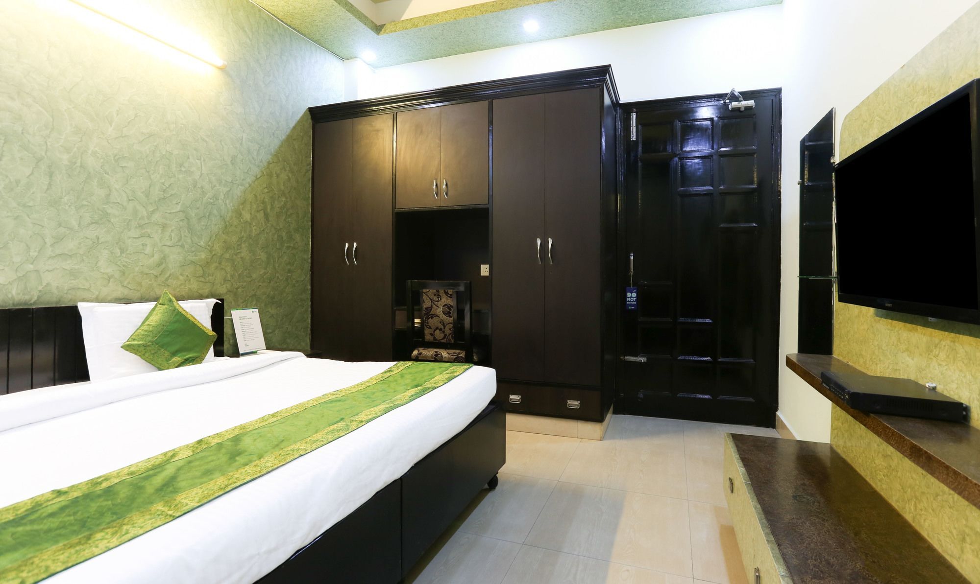 Hotel Treebo Trip Sswag 18 Expressway Noida Exterior foto